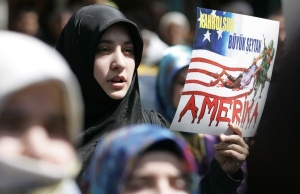 Protesty proti Americe i NATO v Turecku.